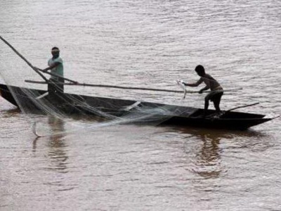 Fishermen at work in Mahanadi river in Cuttack district, Odisha, India.